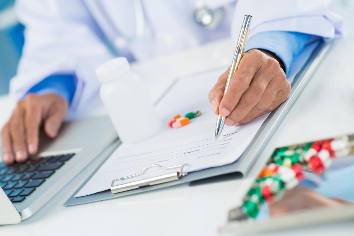 Medications close-up-of-human-hands-prescribing-medicaments-on-the-foreground